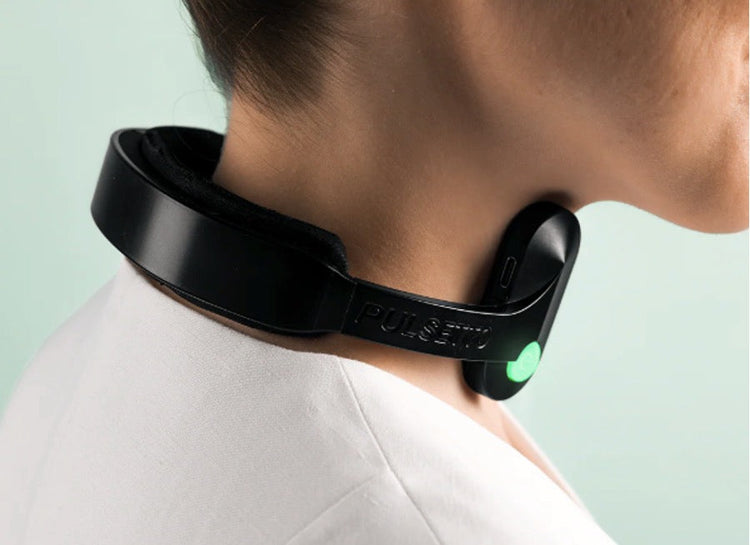 A person wearing Pulsetto on their neck